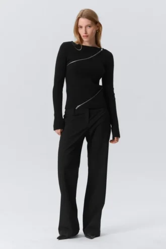 Schmal geschnittener, asymmetrischer Strickpullover mit Reißverschluss – Schwarz