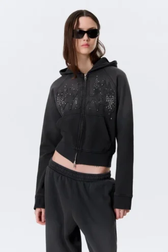 Schmal geschnittener Kapuzenpullover mit Reißverschluss und Nieten-Print – gewaschen, schwarz mit Nieten Schmal geschnittener Kapuzenpullover mit Reißverschluss und Nieten-Print – gewaschen, schwarz mit Nieten