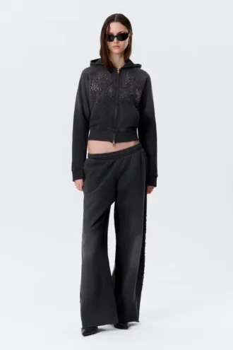 Schmal geschnittener Kapuzenpullover mit Reißverschluss und Nieten-Print – gewaschen, schwarz mit Nieten Schmal geschnittener Kapuzenpullover mit Reißverschluss und Nieten-Print – gewaschen, schwarz mit Nieten