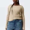 Schmal geschnittener Strickpullover mit U-Boot-Ausschnitt – Beige Schmal geschnittener Strickpullover mit U-Boot-Ausschnitt – Beige