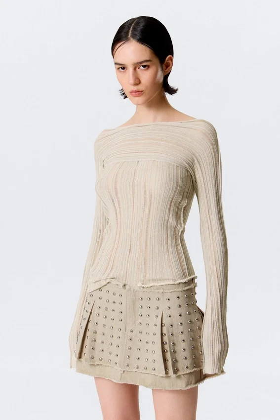 Schmal geschnittener Strickpullover mit U-Boot-Ausschnitt – Beige Schmal geschnittener Strickpullover mit U-Boot-Ausschnitt – Beige
