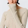 Schmal geschnittener Strickpullover mit U-Boot-Ausschnitt – Beige Schmal geschnittener Strickpullover mit U-Boot-Ausschnitt – Beige