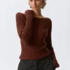 Schmal geschnittener Strickpullover mit U-Boot-Ausschnitt – Rostbraun Schmal geschnittener Strickpullover mit U-Boot-Ausschnitt – Rostbraun