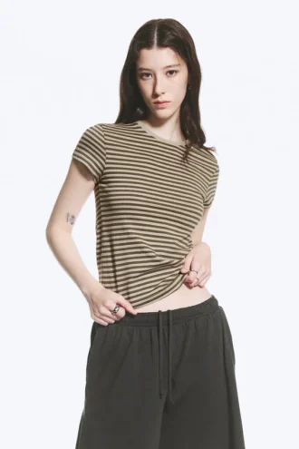 Schmal geschnittenes Baumwoll-T-Shirt mit kurzen Ärmeln – dunkle und helle Mole-Streifen Schmal geschnittenes Baumwoll-T-Shirt mit kurzen Ärmeln – dunkle und helle Mole-Streifen