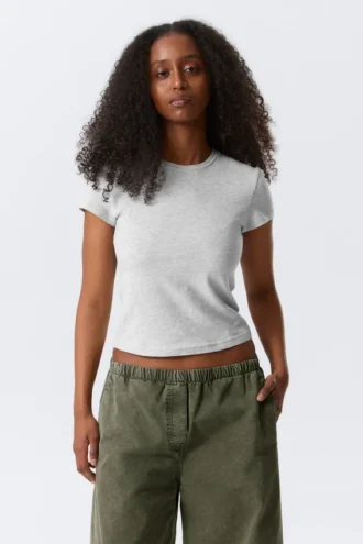 Schmal geschnittenes Baumwoll-T-Shirt mit kurzen Ärmeln – Grau meliert Schmal geschnittenes Baumwoll-T-Shirt mit kurzen Ärmeln – Grau meliert