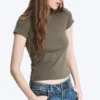 Schmal geschnittenes Baumwoll-T-Shirt mit kurzen Ärmeln – Staubiges Khaki-Grün
