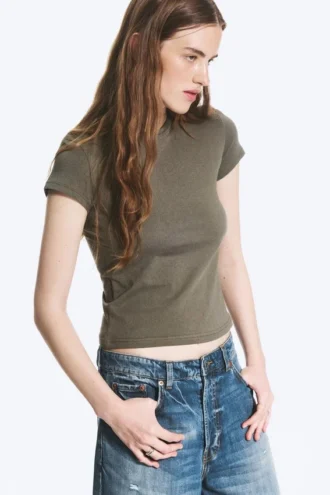 Schmal geschnittenes Baumwoll-T-Shirt mit kurzen Ärmeln – Staubiges Khaki-Grün Schmal geschnittenes Baumwoll-T-Shirt mit kurzen Ärmeln – Staubiges Khaki-Grün