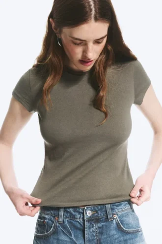 Schmal geschnittenes Baumwoll-T-Shirt mit kurzen Ärmeln – Staubiges Khaki-Grün Schmal geschnittenes Baumwoll-T-Shirt mit kurzen Ärmeln – Staubiges Khaki-Grün