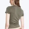 Schmal geschnittenes Baumwoll-T-Shirt mit kurzen Ärmeln – Staubiges Khaki-Grün