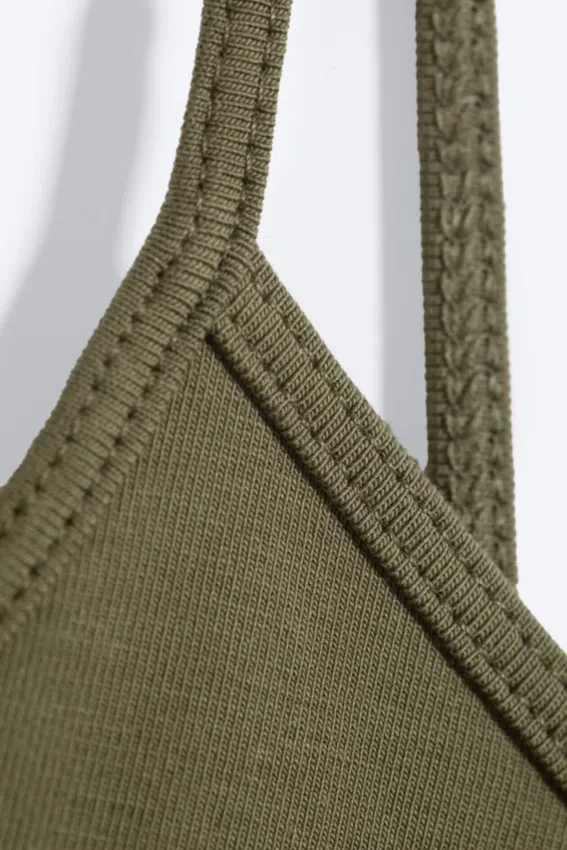 Schmal geschnittenes Baumwoll-Unterhemd mit V-Ausschnitt – Staubiges Khaki-Grün Schmal geschnittenes Baumwoll-Unterhemd mit V-Ausschnitt – Staubiges Khaki-Grün
