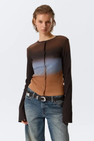 Schmal geschnittenes, bedrucktes Langarmshirt – Dunkelbrauner Farbverlauf Schmal geschnittenes, bedrucktes Langarmshirt – Dunkelbrauner Farbverlauf