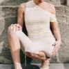 Schmal geschnittenes, gerafftes Off-Shoulder-Oberteil – Off-White Schmal geschnittenes, gerafftes Off-Shoulder-Oberteil – Off-White