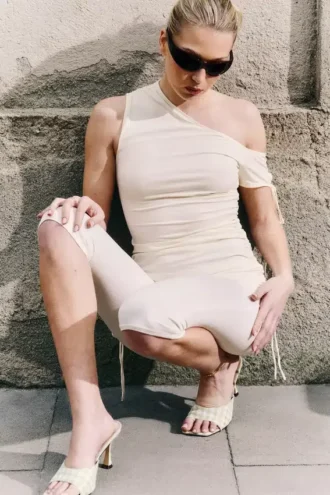 Schmal geschnittenes, gerafftes Off-Shoulder-Oberteil – Off-White Schmal geschnittenes, gerafftes Off-Shoulder-Oberteil – Off-White