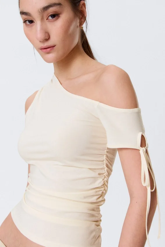 Schmal geschnittenes, gerafftes Off-Shoulder-Oberteil – Off-White Schmal geschnittenes, gerafftes Off-Shoulder-Oberteil – Off-White