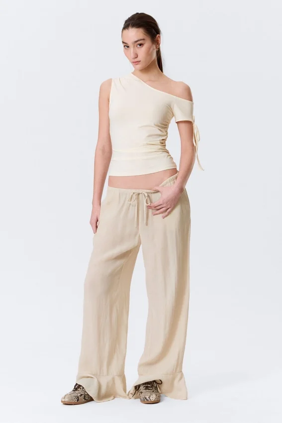 Schmal geschnittenes, gerafftes Off-Shoulder-Oberteil – Off-White Schmal geschnittenes, gerafftes Off-Shoulder-Oberteil – Off-White
