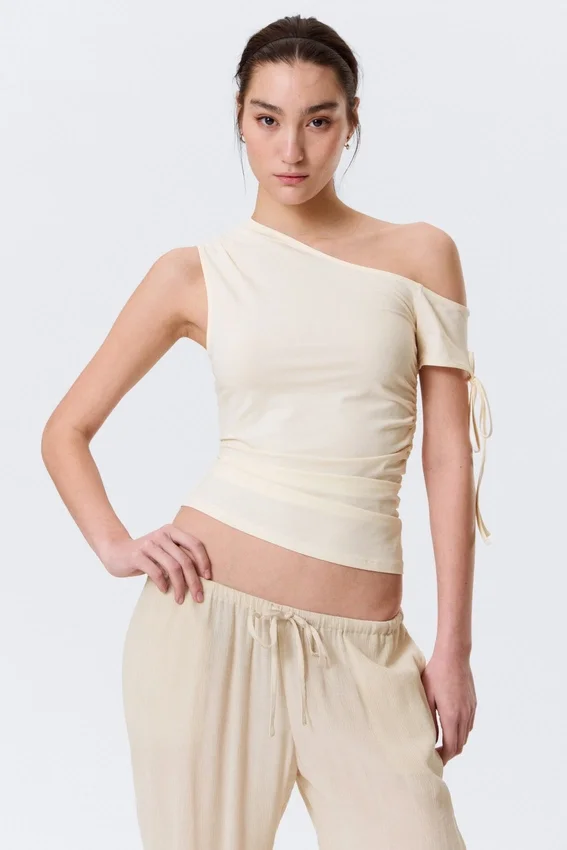 Schmal geschnittenes, gerafftes Off-Shoulder-Oberteil – Off-White Schmal geschnittenes, gerafftes Off-Shoulder-Oberteil – Off-White