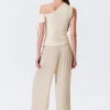 Schmal geschnittenes, gerafftes Off-Shoulder-Oberteil – Off-White Schmal geschnittenes, gerafftes Off-Shoulder-Oberteil – Off-White