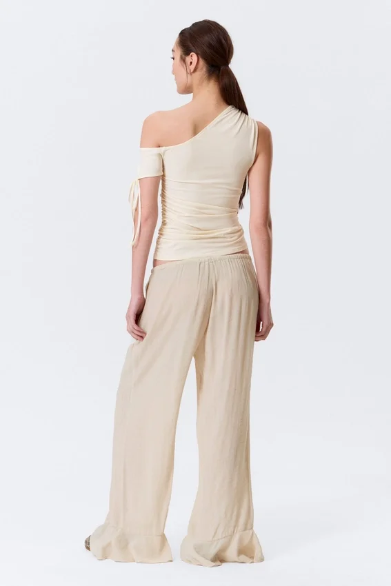 Schmal geschnittenes, gerafftes Off-Shoulder-Oberteil – Off-White Schmal geschnittenes, gerafftes Off-Shoulder-Oberteil – Off-White