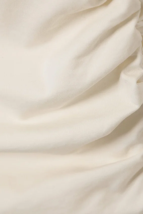 Schmal geschnittenes, gerafftes Off-Shoulder-Oberteil – Off-White Schmal geschnittenes, gerafftes Off-Shoulder-Oberteil – Off-White