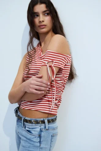 Schmal geschnittenes, gerafftes Off-Shoulder-Top – rot-weiß gestreift Schmal geschnittenes, gerafftes Off-Shoulder-Top – rot-weiß gestreift
