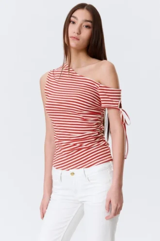 Schmal geschnittenes, gerafftes Off-Shoulder-Top – rot-weiß gestreift Schmal geschnittenes, gerafftes Off-Shoulder-Top – rot-weiß gestreift