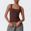 Schmal geschnittenes, geripptes Tanktop mit quadratischem Ausschnitt – Burgunderrot Schmal geschnittenes, geripptes Tanktop mit quadratischem Ausschnitt – Burgunderrot