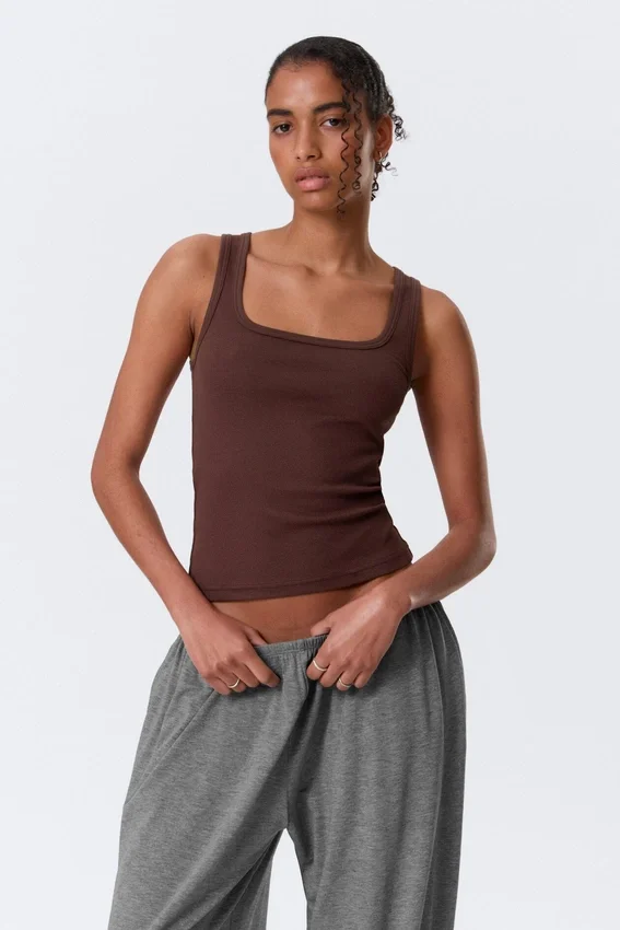 Schmal geschnittenes, geripptes Tanktop mit quadratischem Ausschnitt – Burgunderrot Schmal geschnittenes, geripptes Tanktop mit quadratischem Ausschnitt – Burgunderrot