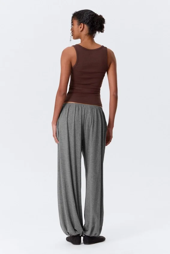 Schmal geschnittenes, geripptes Tanktop mit quadratischem Ausschnitt – Burgunderrot Schmal geschnittenes, geripptes Tanktop mit quadratischem Ausschnitt – Burgunderrot