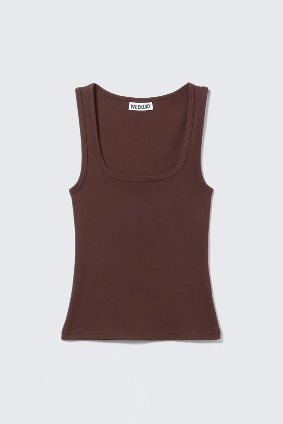 Schmal geschnittenes, geripptes Tanktop mit quadratischem Ausschnitt – Burgunderrot Schmal geschnittenes, geripptes Tanktop mit quadratischem Ausschnitt – Burgunderrot