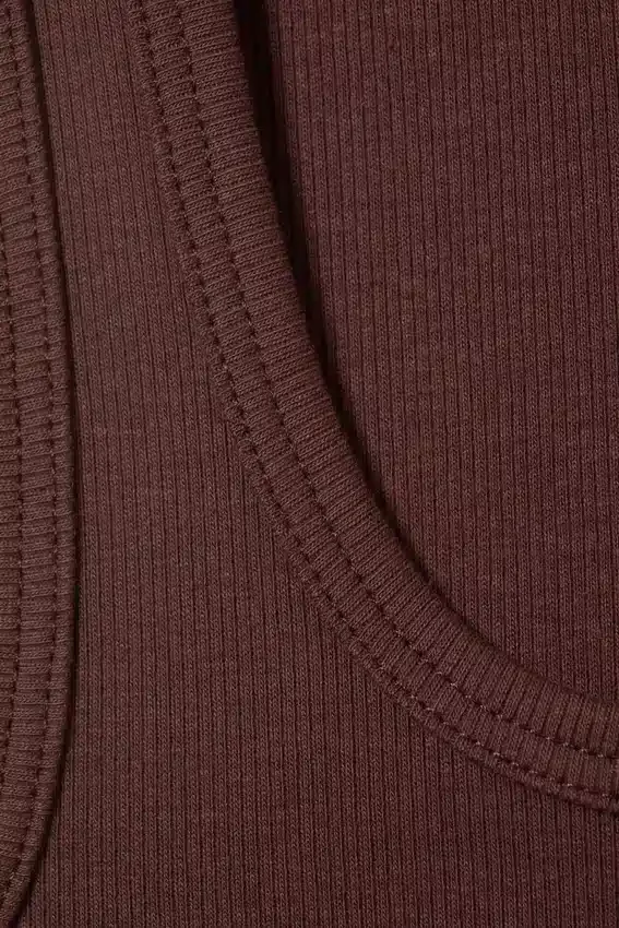 Schmal geschnittenes, geripptes Tanktop mit quadratischem Ausschnitt – Burgunderrot Schmal geschnittenes, geripptes Tanktop mit quadratischem Ausschnitt – Burgunderrot
