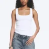 Schmal geschnittenes, geripptes Tanktop mit quadratischem Ausschnitt – Weiß Schmal geschnittenes, geripptes Tanktop mit quadratischem Ausschnitt – Weiß