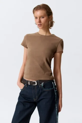 Schmal geschnittenes, kurzärmeliges Baumwoll-T-Shirt – gewaschenes Dunkelbeige Schmal geschnittenes, kurzärmeliges Baumwoll-T-Shirt – gewaschenes Dunkelbeige