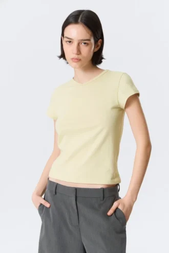 Schmal geschnittenes, kurzärmeliges V-Ausschnitt-T-Shirt – Hellbeige Schmal geschnittenes, kurzärmeliges V-Ausschnitt-T-Shirt – Hellbeige