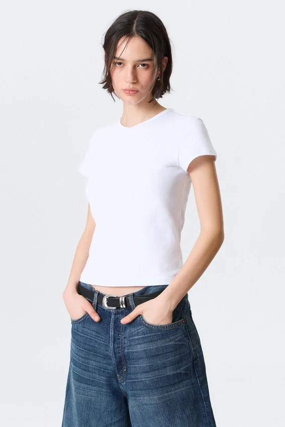 Schmal geschnittenes, kurzärmeliges V-Ausschnitt-T-Shirt – Weiß Schmal geschnittenes, kurzärmeliges V-Ausschnitt-T-Shirt – Weiß