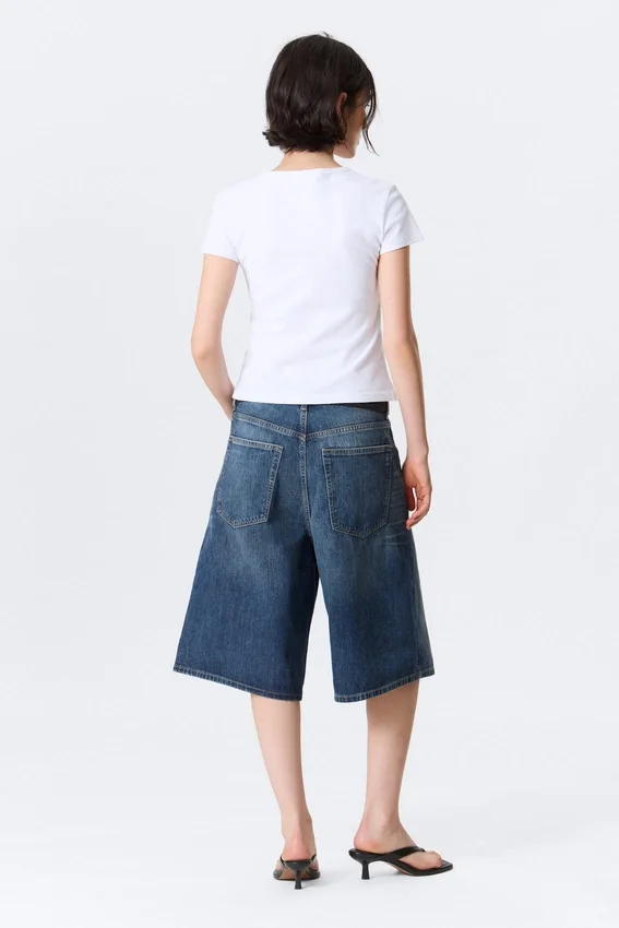 Schmal geschnittenes, kurzärmeliges V-Ausschnitt-T-Shirt – Weiß Schmal geschnittenes, kurzärmeliges V-Ausschnitt-T-Shirt – Weiß