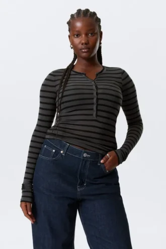 Schmal geschnittenes Langarm-Henley-Top – schwarz-grau gestreift