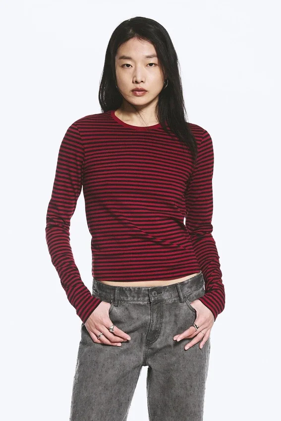 Schmal geschnittenes Langarmshirt aus Baumwolle – gestreift, dunkelrot Schmal geschnittenes Langarmshirt aus Baumwolle – gestreift, dunkelrot