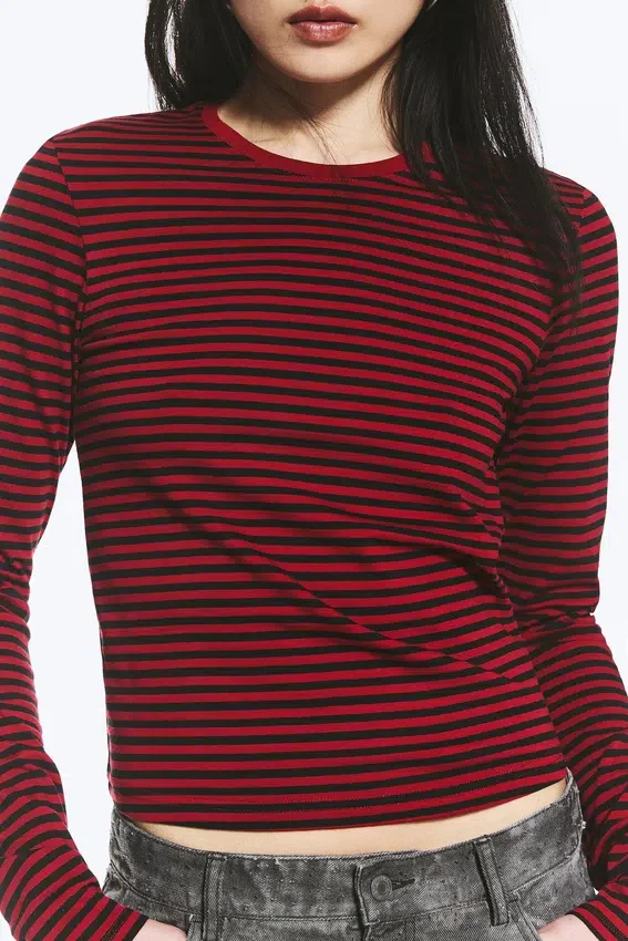 Schmal geschnittenes Langarmshirt aus Baumwolle – gestreift, dunkelrot Schmal geschnittenes Langarmshirt aus Baumwolle – gestreift, dunkelrot