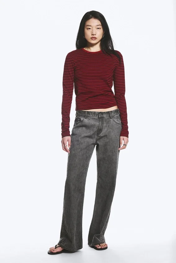 Schmal geschnittenes Langarmshirt aus Baumwolle – gestreift, dunkelrot Schmal geschnittenes Langarmshirt aus Baumwolle – gestreift, dunkelrot