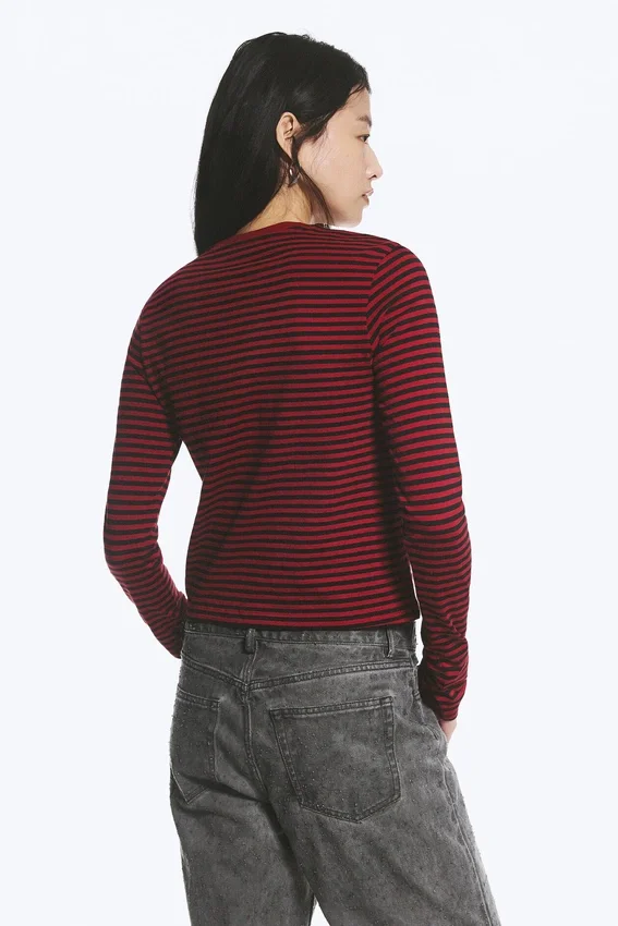 Schmal geschnittenes Langarmshirt aus Baumwolle – gestreift, dunkelrot Schmal geschnittenes Langarmshirt aus Baumwolle – gestreift, dunkelrot