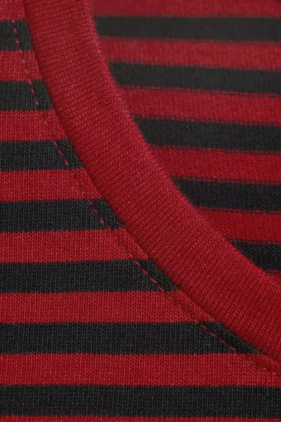 Schmal geschnittenes Langarmshirt aus Baumwolle – gestreift, dunkelrot Schmal geschnittenes Langarmshirt aus Baumwolle – gestreift, dunkelrot