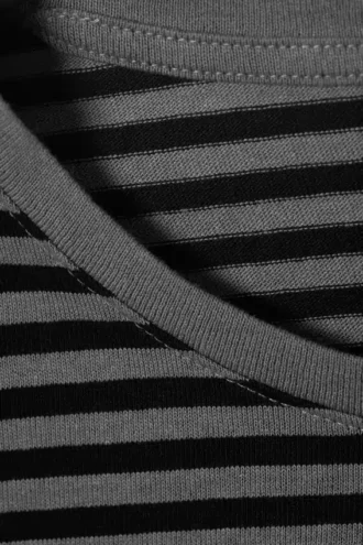 Schmal geschnittenes Langarmshirt aus Baumwolle – Schwarz-grau gestreift