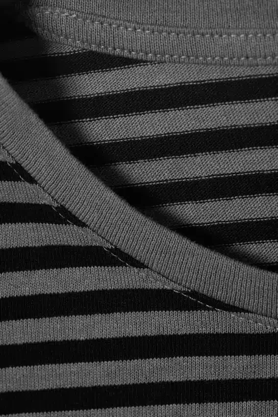 Schmal geschnittenes Langarmshirt aus Baumwolle – Schwarz-grau gestreift Schmal geschnittenes Langarmshirt aus Baumwolle – Schwarz-grau gestreift