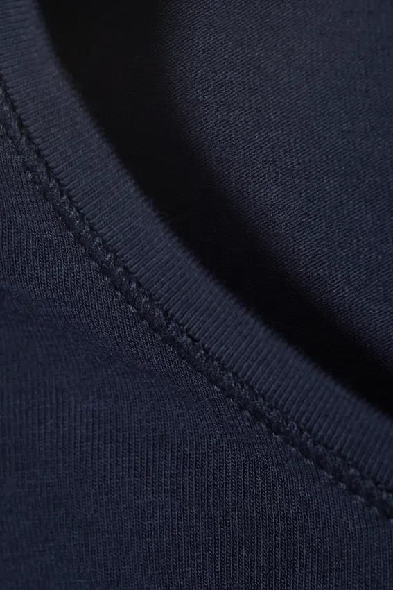 Schmal geschnittenes Langarmshirt – Dunkelblau Schmal geschnittenes Langarmshirt – Dunkelblau