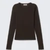 Schmal geschnittenes Langarmshirt – Dunkelbraun Schmal geschnittenes Langarmshirt – Dunkelbraun