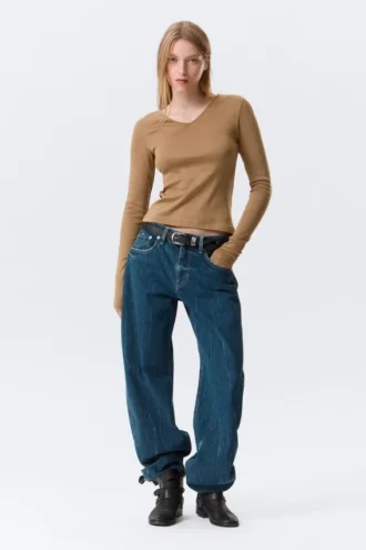 Schmal geschnittenes Langarmshirt mit V-Ausschnitt – Dunkelbeige