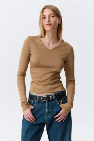 Schmal geschnittenes Langarmshirt mit V-Ausschnitt – Dunkelbeige