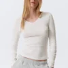 Schmal geschnittenes Langarmshirt mit V-Ausschnitt – Off-White Schmal geschnittenes Langarmshirt mit V-Ausschnitt – Off-White