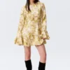 Schmal geschnittenes, langärmeliges Minikleid mit Volants – gelber Blumendruck Schmal geschnittenes, langärmeliges Minikleid mit Volants – gelber Blumendruck