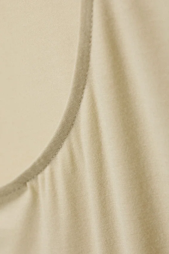 Schmal geschnittenes, langärmeliges Oberteil mit offenem Rücken – Hellbeige Schmal geschnittenes, langärmeliges Oberteil mit offenem Rücken – Hellbeige